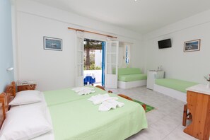 Habitación cuádruple | Escritorio, cortinas blackout y tabla de planchar con plancha