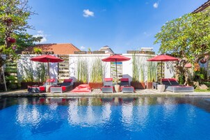 Kolam renang outdoor, dengan kursi berjemur
