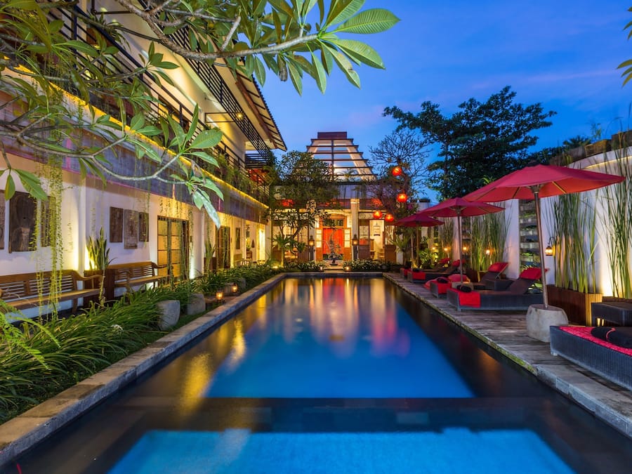 Hồ bơi ngoài trời, ghế dài tắm nắng