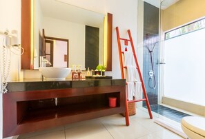 Shower, rainfall showerhead, free toiletries, hair dryer - Kamar Kamar Rumah Tamu - Boutique Hotel (Seminyak)