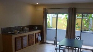 A kitchen with a dining area. - The Lounge - Hostel (Koh Samui)