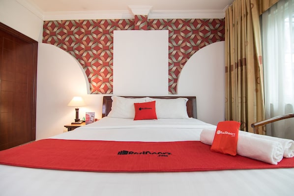 Deluxe Room | Minibar, in-room safe, desk, blackout drapes
