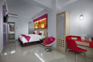 In-room safe, desk, laptop workspace, soundproofing - favehotel Premier Cihampelas (Bandung)