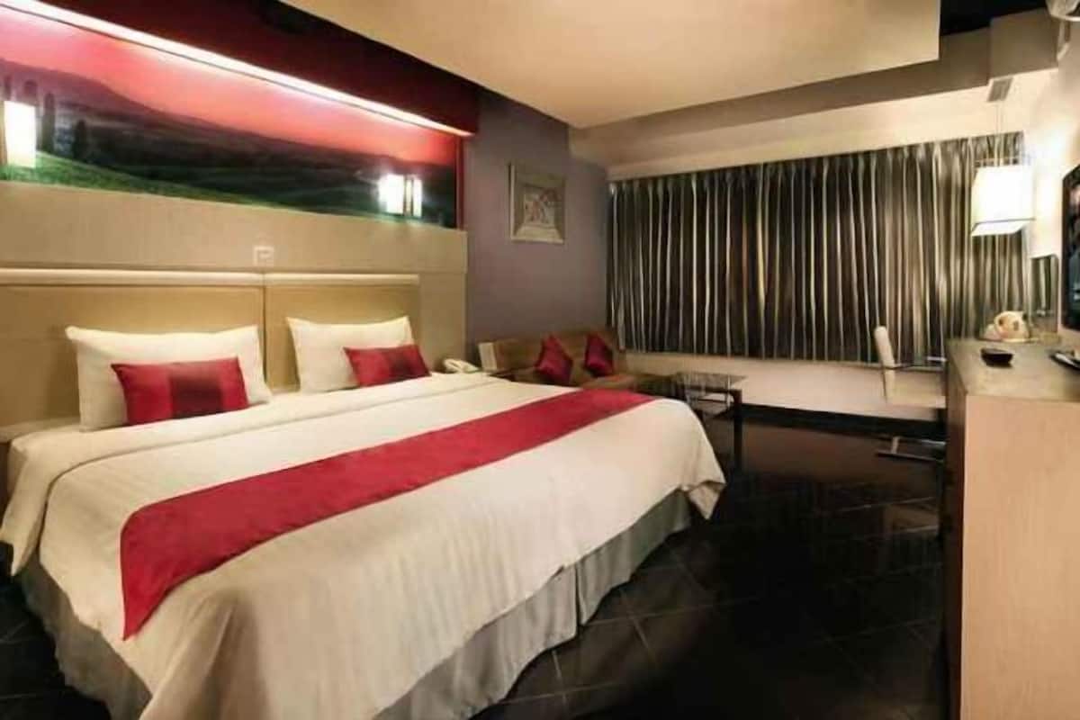 In-room safe, desk, laptop workspace, soundproofing