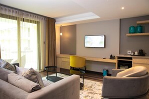 40-inch TV with satellite channels - Happy Valley Hotel Ezulwini (Lobamba)