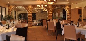 3 restaurantes; se sirve desayuno, almuerzo y cena; cocina portuguesa