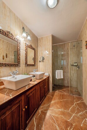 Superior Room with Full day use of Car with Chauffer and Complimentary Airport Pick Up | Bathroom | Designer toiletries, hair dryer, slippers, bidet - Dera Rawatsar - Heritage Hotel (Jaipur)