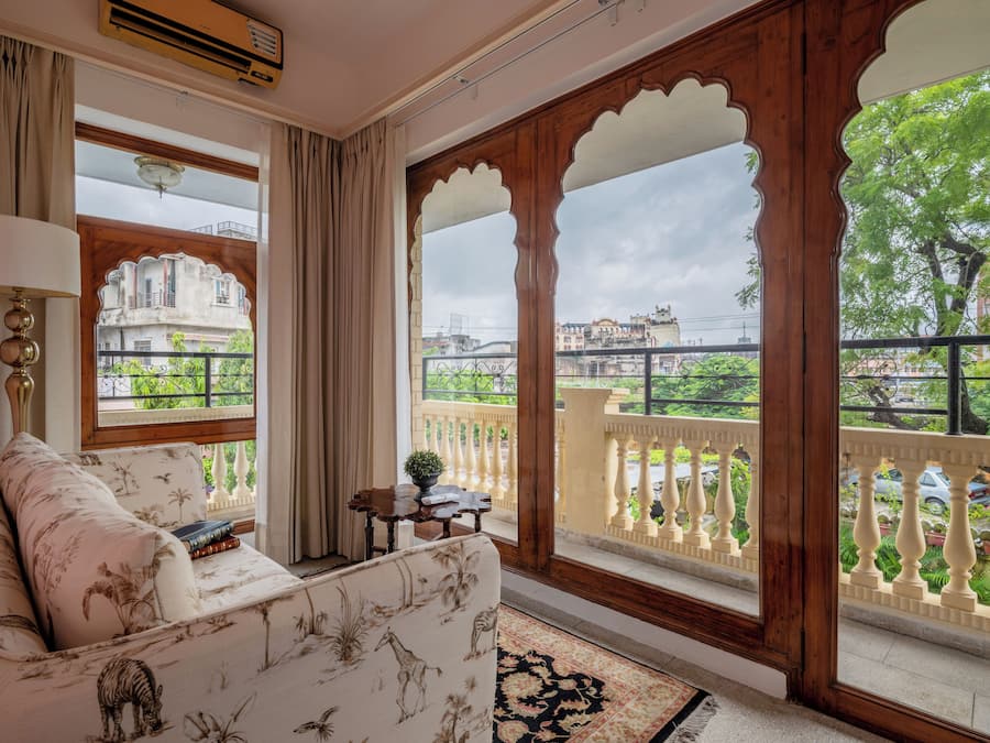 Super Deluxe Room with Full day use of Car with Chauffer and Complimentary Airport Pick Up | Parveke