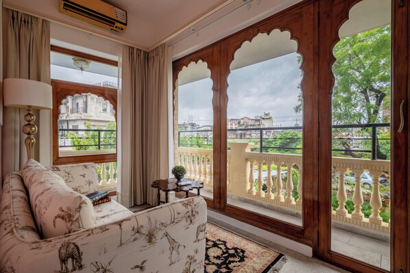 Super Deluxe Room with Full day use of Car with Chauffer and Complimentary Airport Pick Up | Balcon