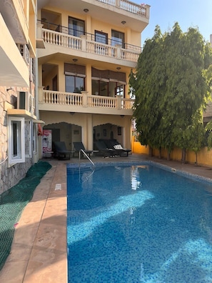 Outdoor pool, pool loungers - Dera Rawatsar - Heritage Hotel (Jaipur)