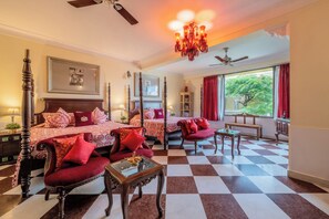 Habitación superior con 1 cama matrimonial o 2 individuales, 2 habitaciones, vista a la ciudad | Sábanas de algodón egipcio y ropa de cama de alta calidad 