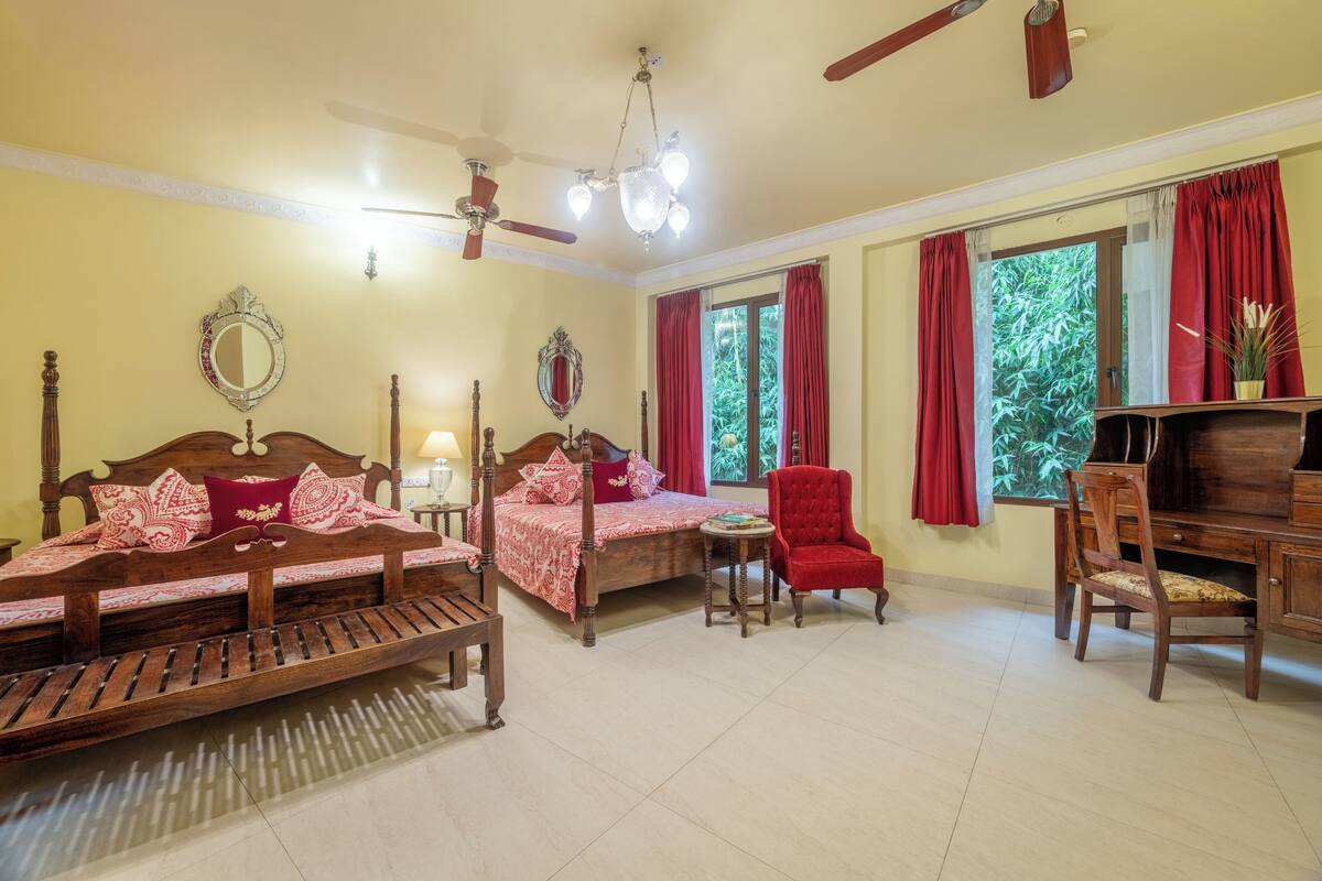 Royal Suite Room with complimentary Airport/Station Pickup | Egyptian cotton sheets, premium bedding, pillow-top beds, minibar