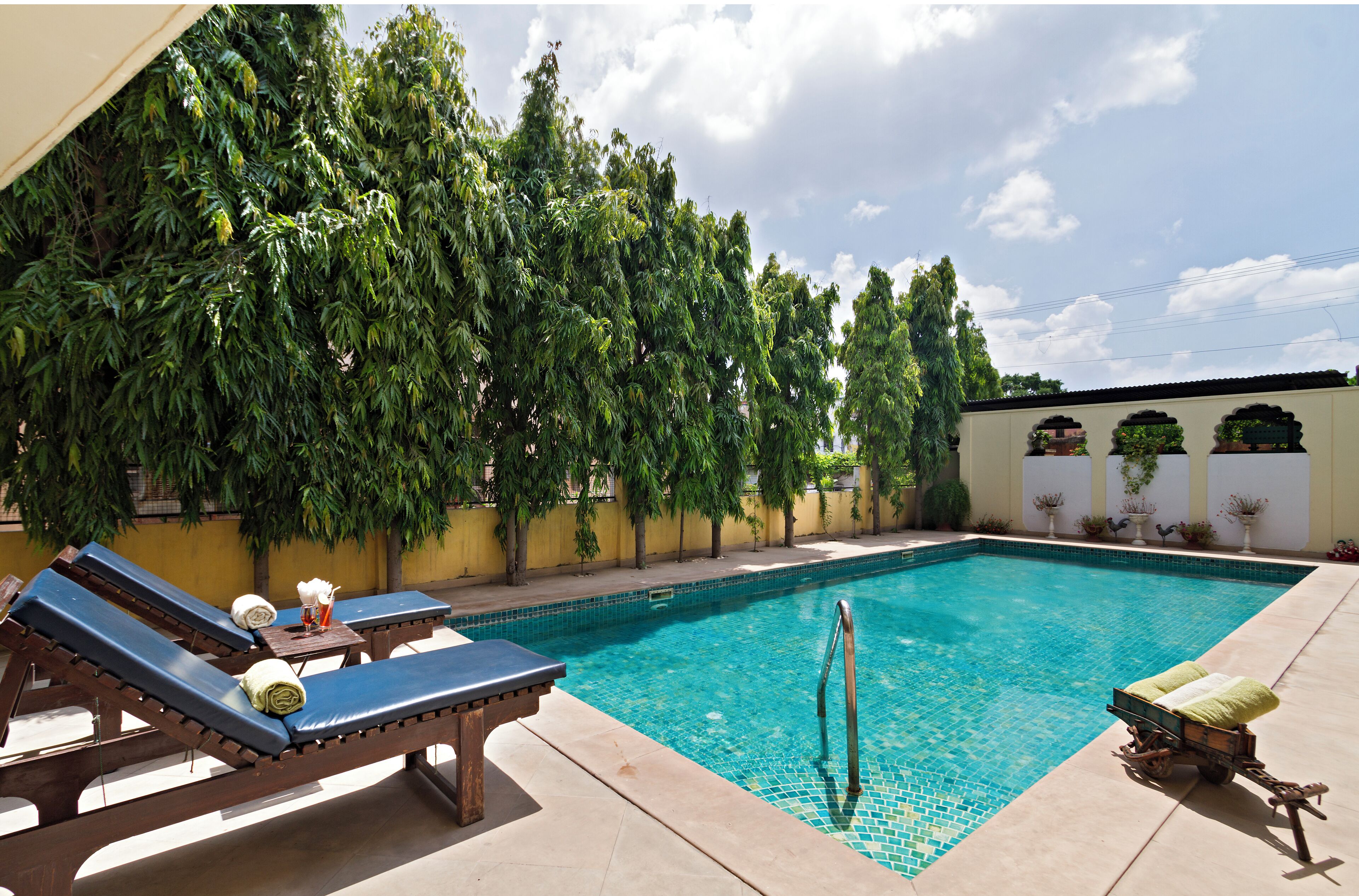 Een buitenzwembad en ligstoelen