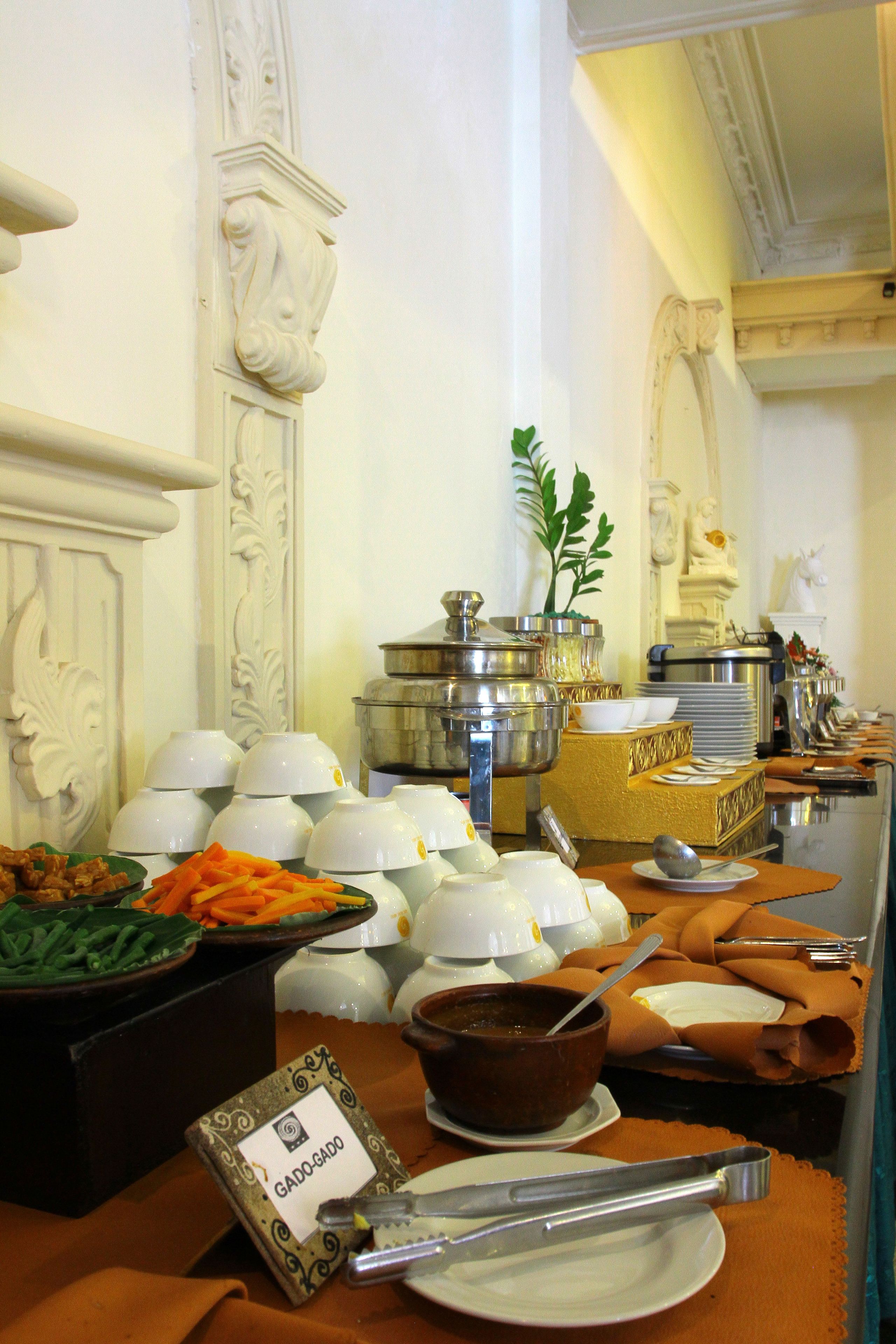 Una mesa de buffet con diferentes alimentos y utensilios.