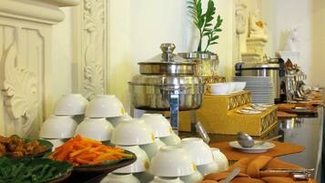 Una mesa de buffet con diferentes alimentos y utensilios.