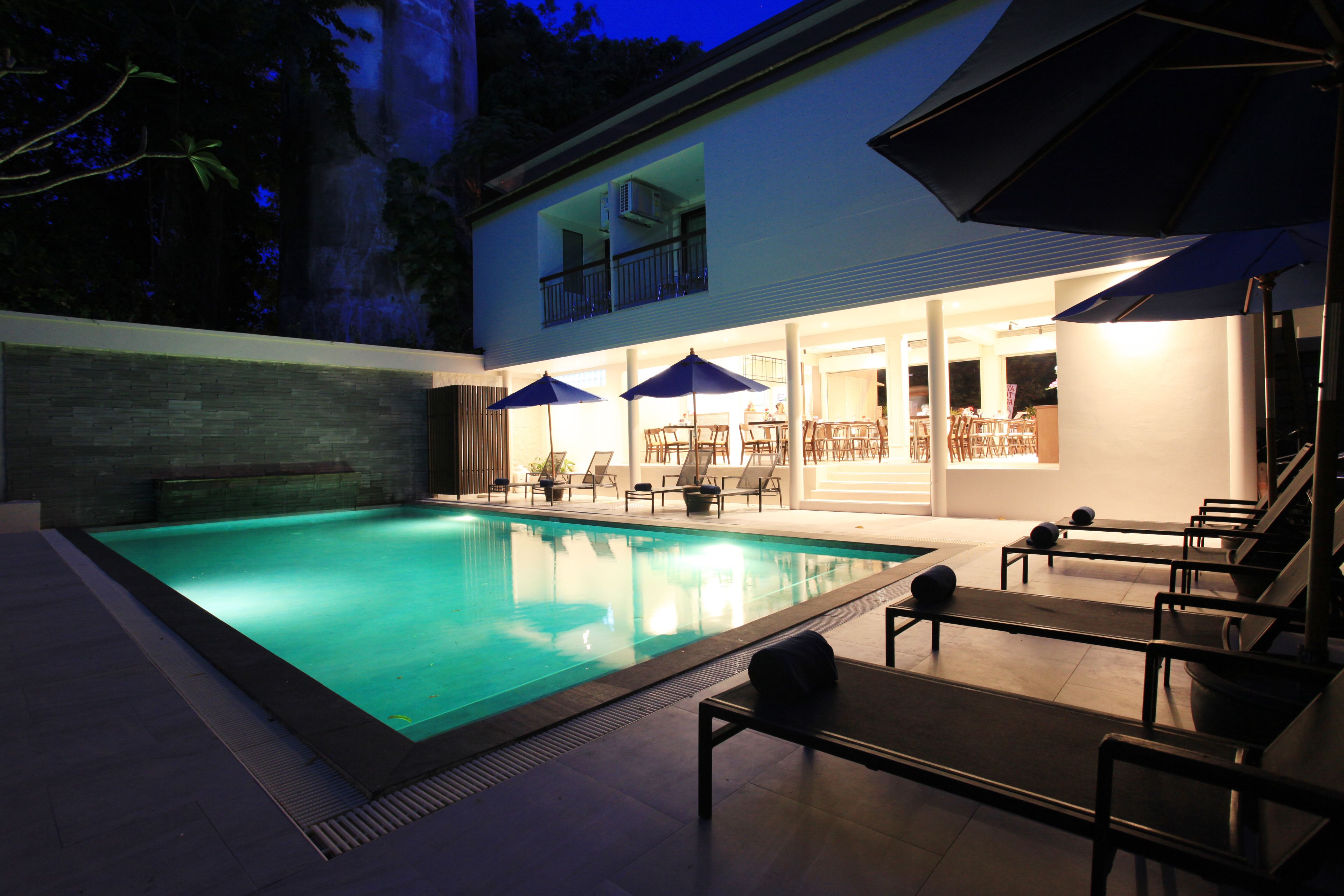 สระว่ายน้ำกลางแจ้ง