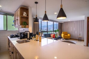 华丽公寓 | 私人厨房 | 冰箱、微波炉、烤箱、炉灶