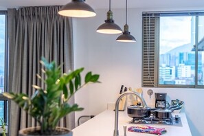 Departamento Deluxe | Cocina privada | Refrigerador, microondas, horno y parrilla de estufa 