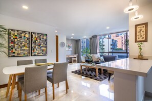 华丽公寓 | 起居区 | 43-英寸智能电视 （配备卫星频道）、电视