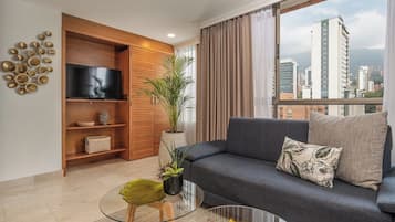 Departamento Deluxe | Área de sala de estar | Smart TV de 43 pulgadas con canales vía satélite y televisión