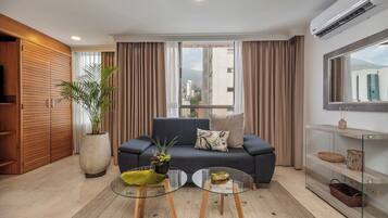 Appartement Deluxe | Coin séjour | TV connectée de 43 pouces avec chaßnes par satellite, télévision