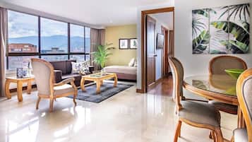 Appartement Majestueux | Coin séjour | TV connectée de 43 pouces avec chaßnes par satellite, télévision