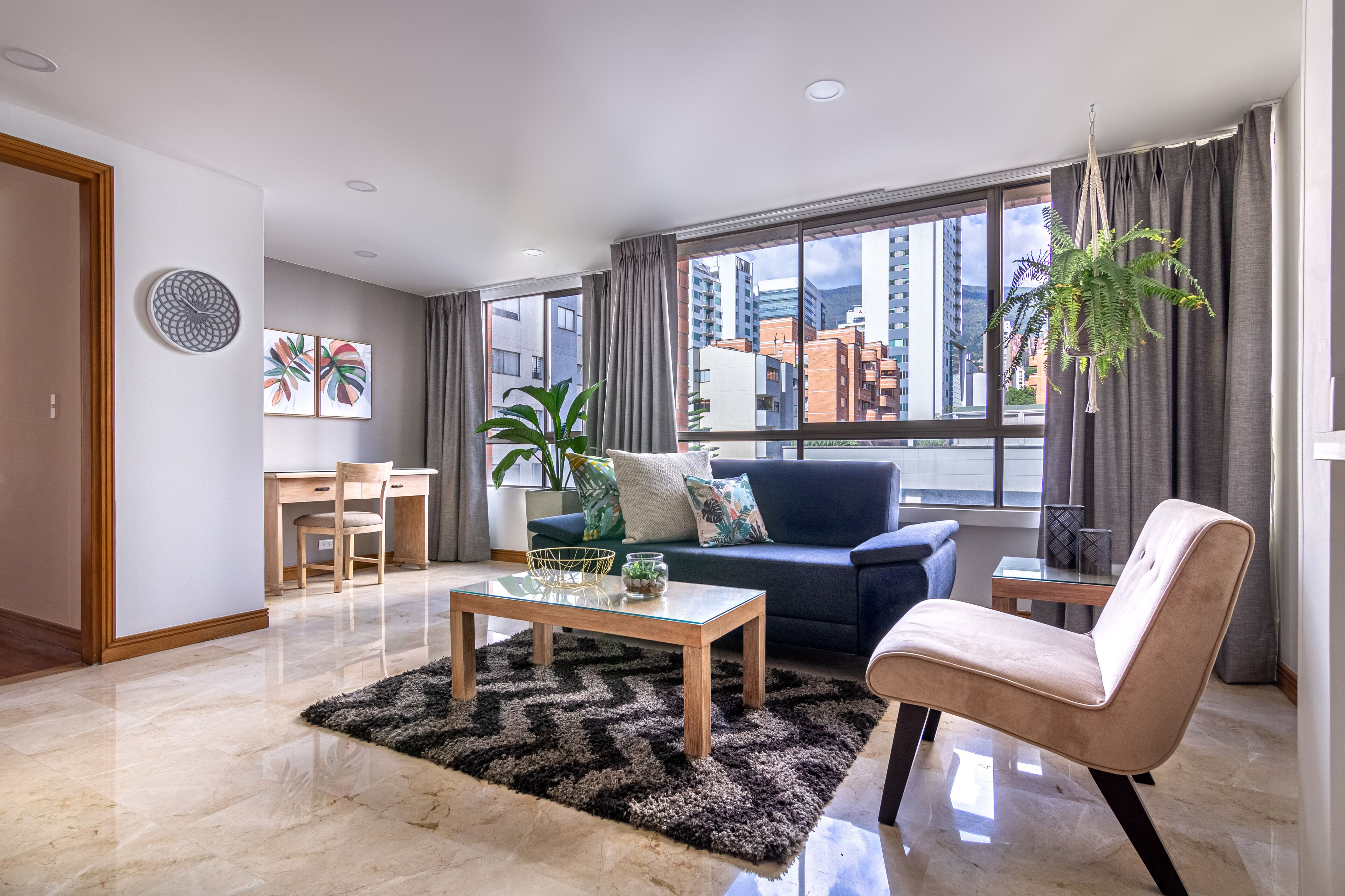 Deluxe appartement | Woonruimte | Een 43-inch smart-tv met satellietzenders en televisie