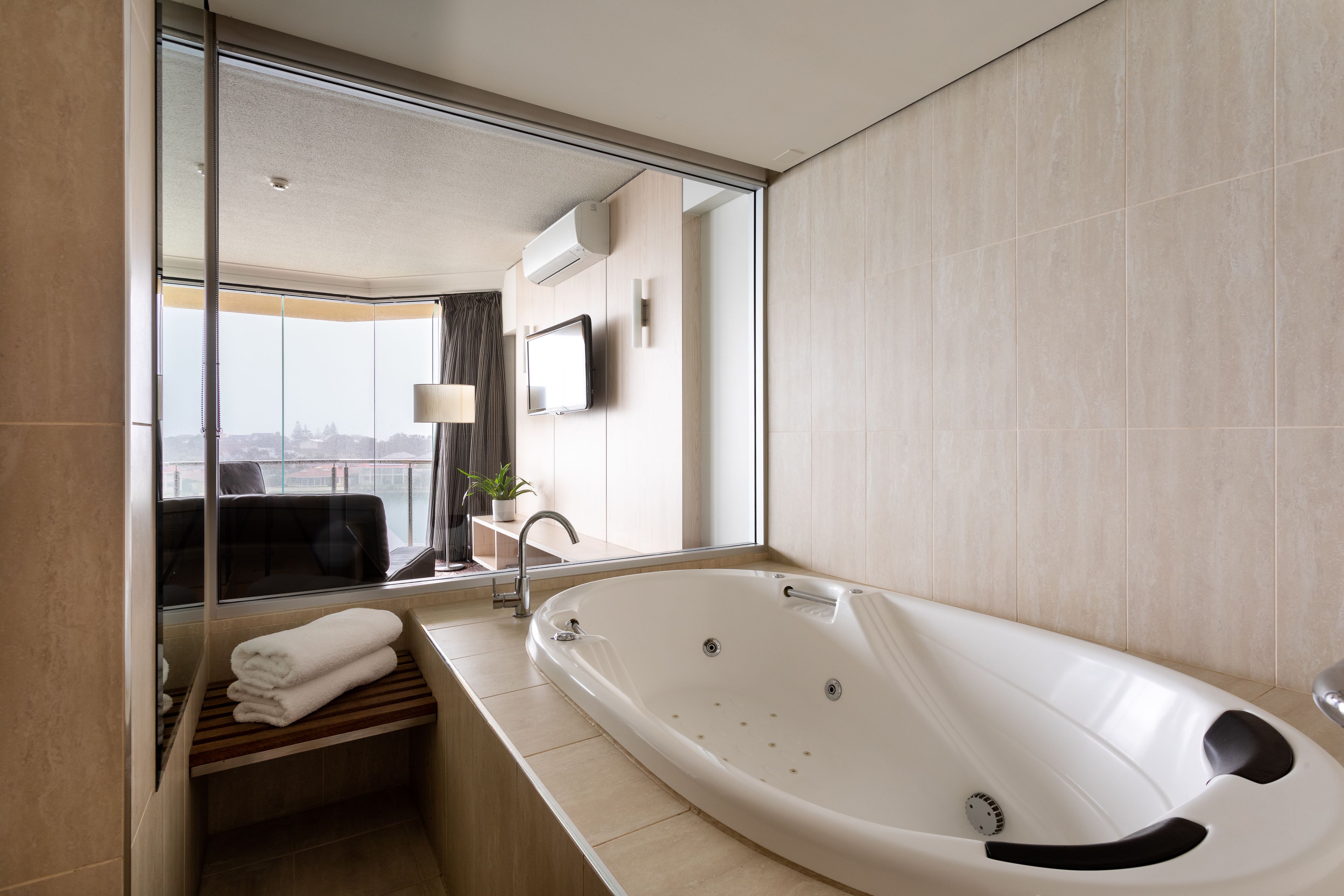 studio suite, jetted tub, lake view | jetted bathtub