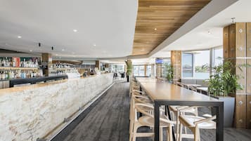 2 bars/lounges