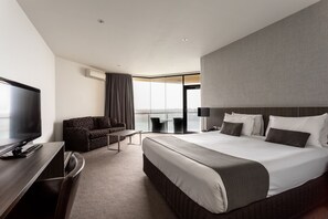 Pillow-top beds, minibar, in-room safe, desk - Lakes Hotel (West Lakes)