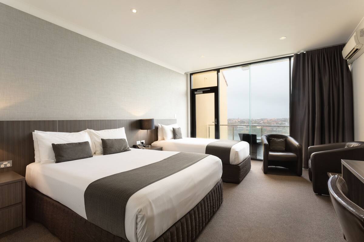 superior twin room | pillow-top beds, minibar, in-room safe, desk