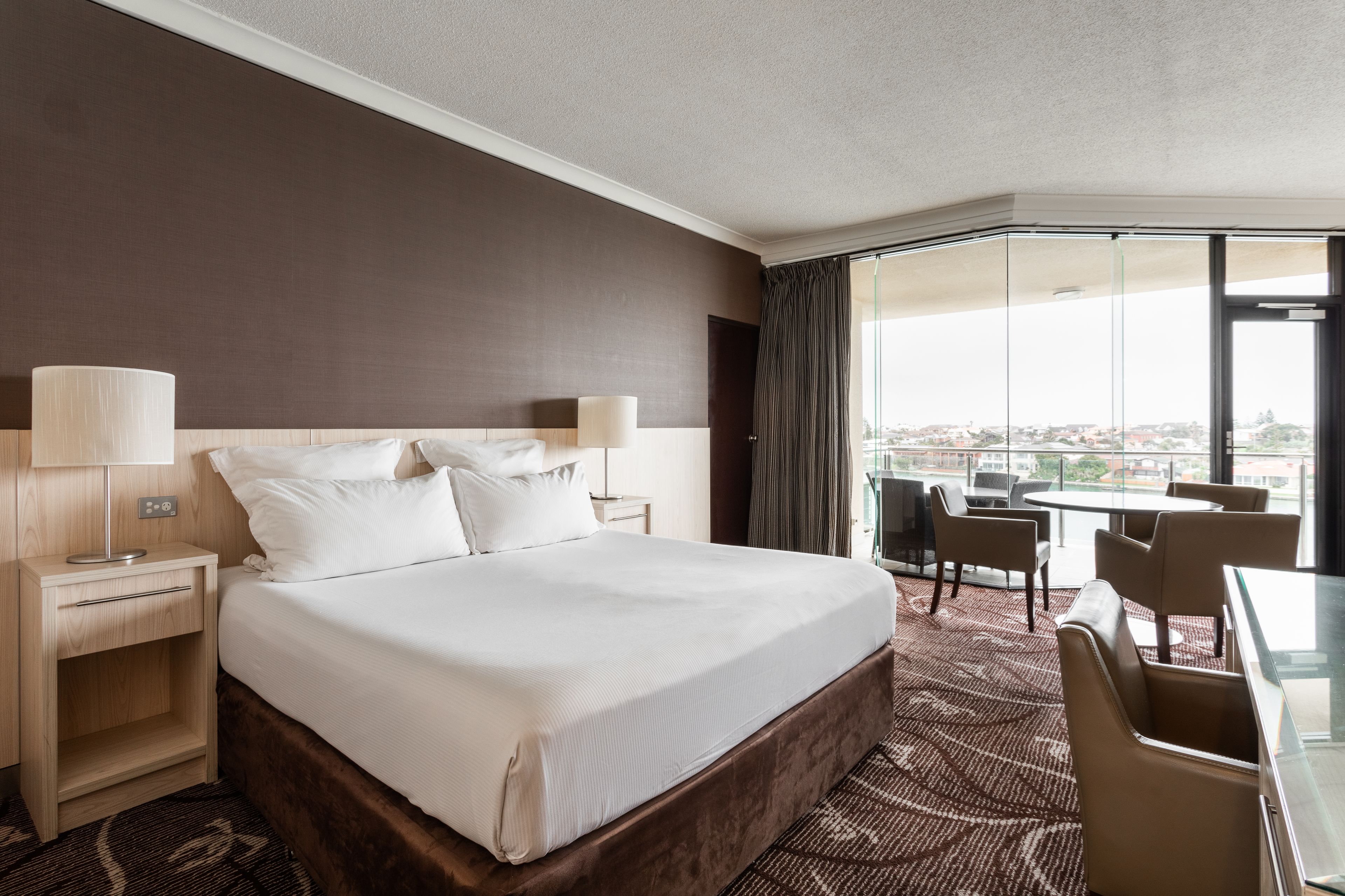 studio suite, jetted tub, lake view | pillow-top beds, minibar, in-room safe, desk