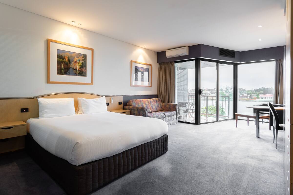 executive room, jetted tub, lake view | pillow-top beds, minibar, in-room safe, desk