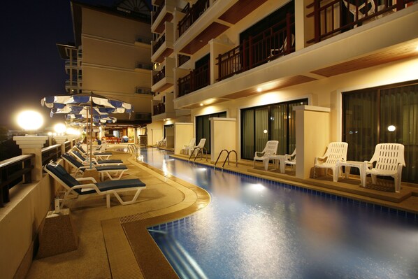 Outdoor pool, pool umbrellas, sun loungers - Jiraporn Hill Resort (Patong)