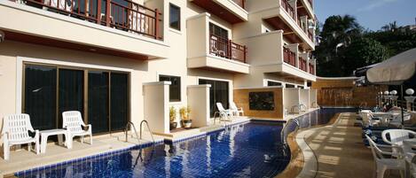 Außenpool, Sonnenschirme, Liegestühle