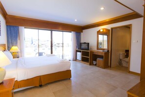 ห้องดีลักซ์, ใช้สระว่ายน้ำได้ | 1 ห้องนอน, เครื่องนอนระดับพรีเมียม, ตู้นิรภัยในห้องพัก, โต๊ะทำงาน