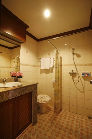 Standard Room | Bathroom - Jiraporn Hill Resort (Patong)