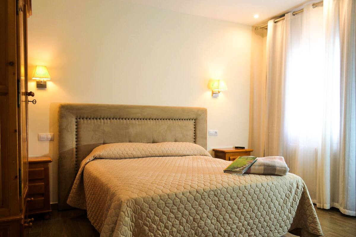 Classic Double or Twin Room | Desk, laptop workspace, soundproofing, iron/ironing board (on request)