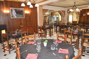 朝食、ランチ、ディナーに営業