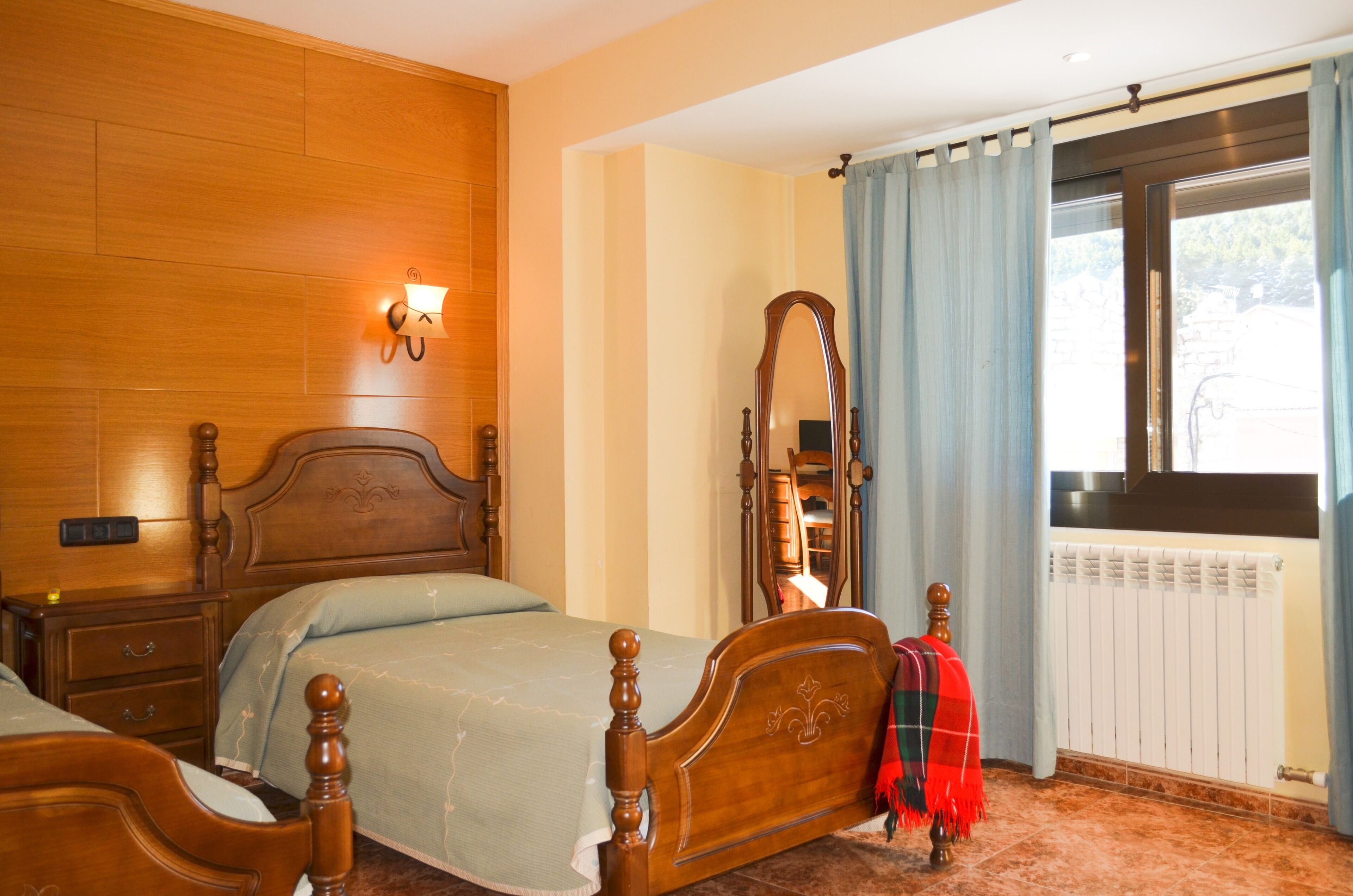 classic double or twin room | desk, laptop workspace, soundproofing, iron/ironing board