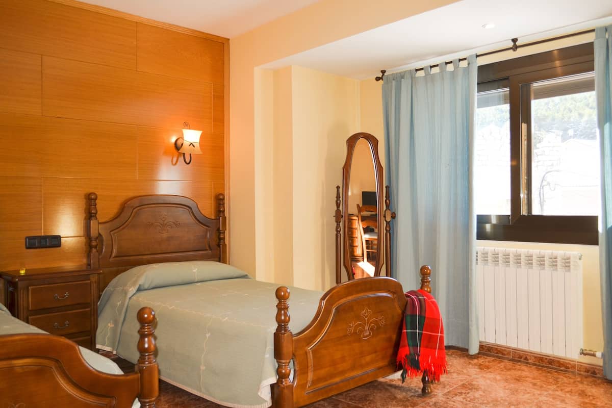 classic double or twin room | desk, laptop workspace, soundproofing, iron/ironing board