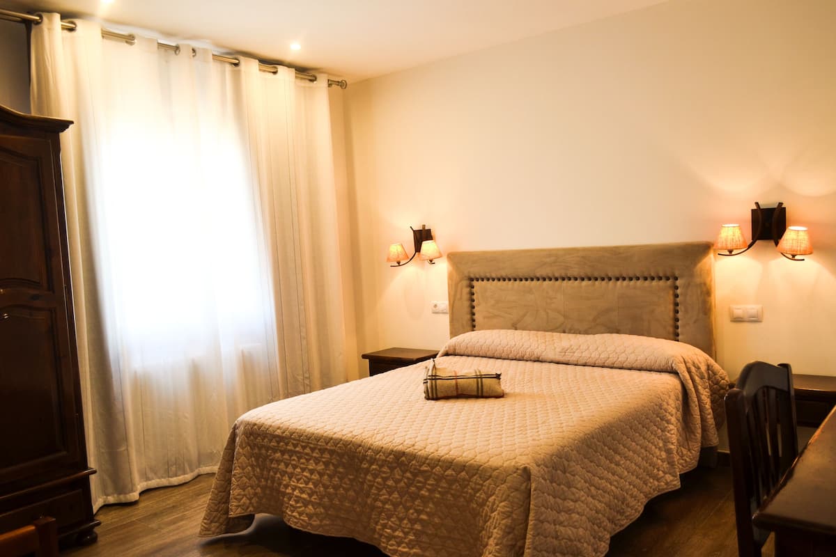 classic double or twin room | desk, laptop workspace, soundproofing, iron/ironing board