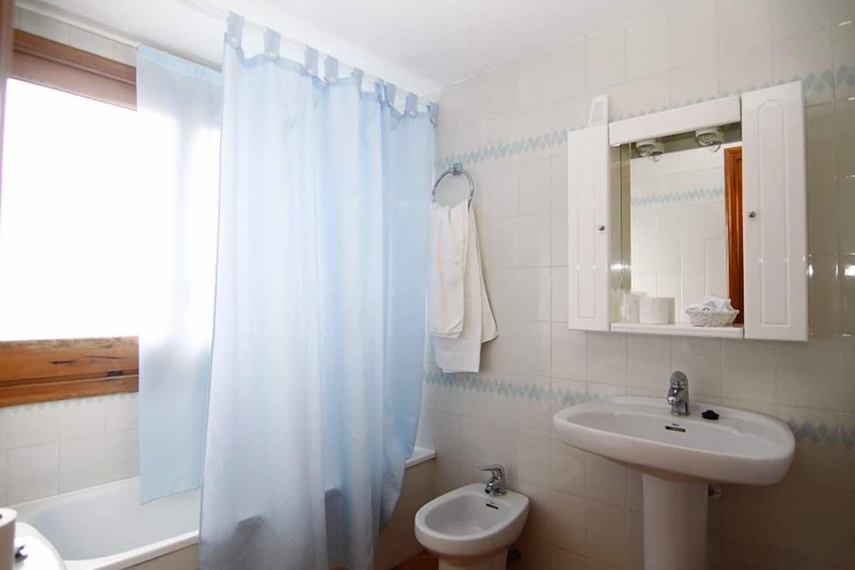 classic quadruple room | bathroom | free toiletries, hair dryer, towels
