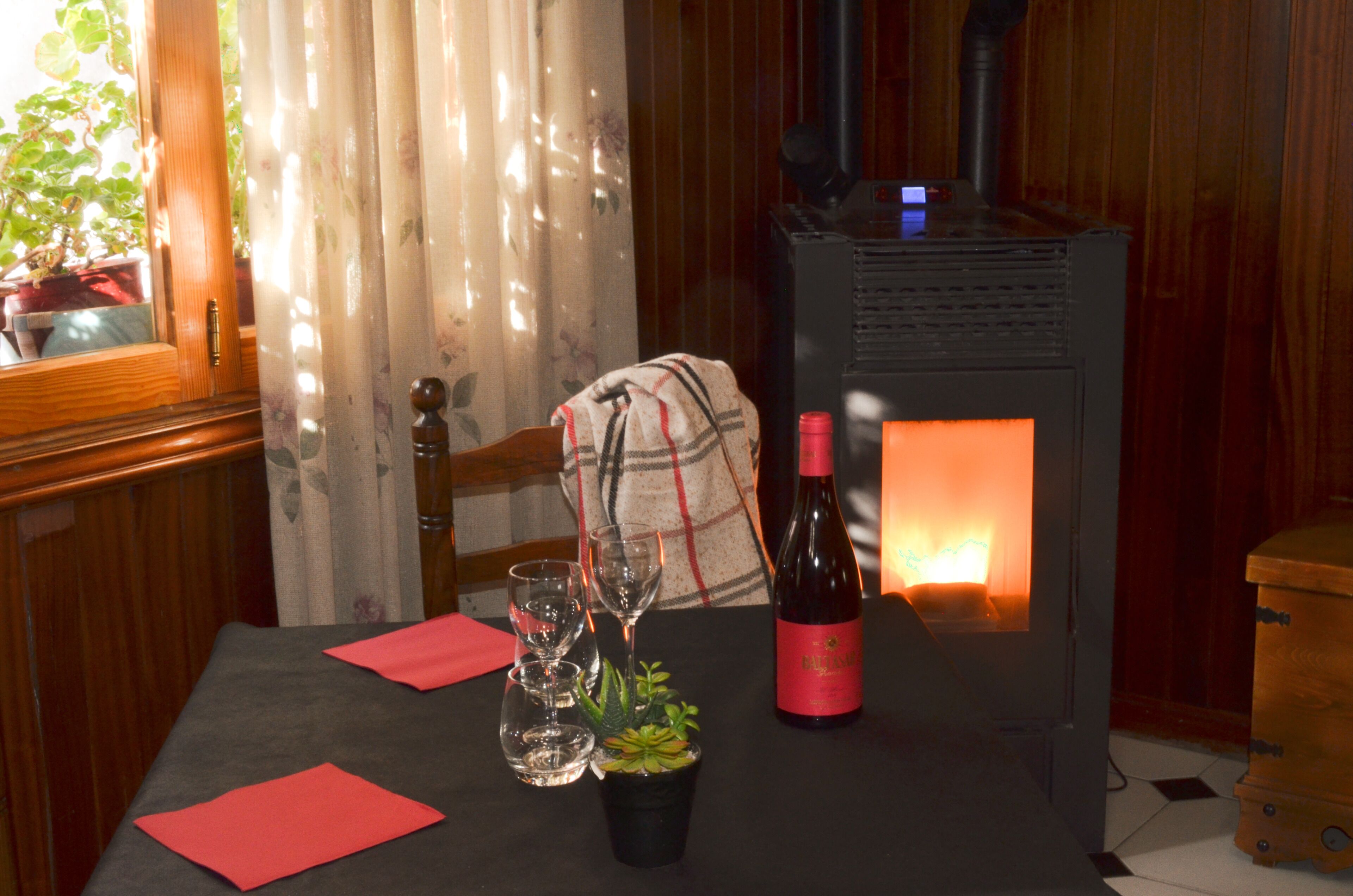 breakfast, lunch and dinner served