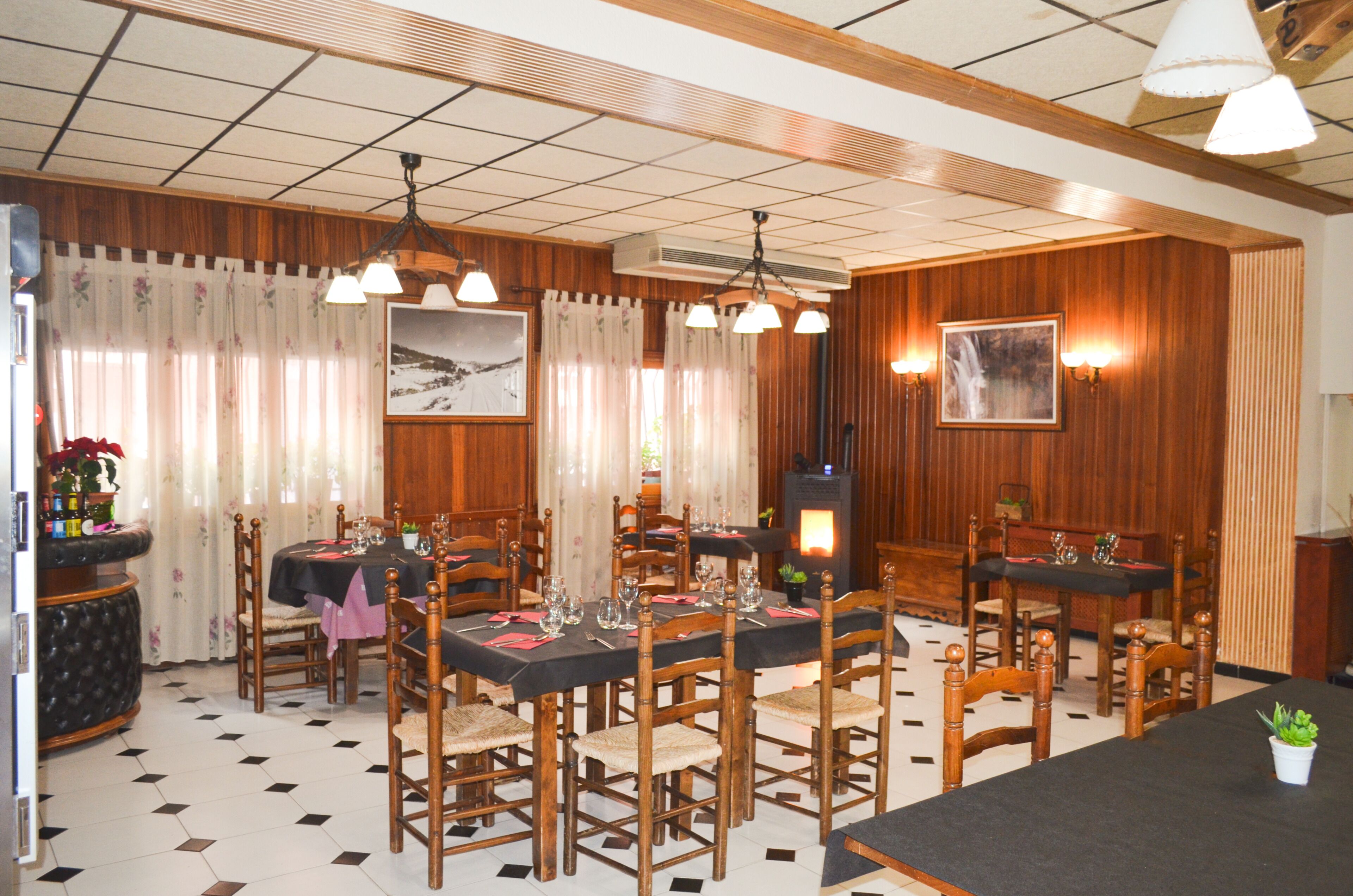 breakfast, lunch and dinner served