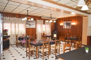 Breakfast, lunch and dinner served  - Hotel Suiza (Bronchales)
