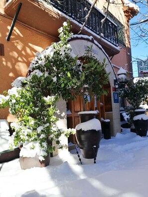 Property entrance - Hotel Suiza (Bronchales)