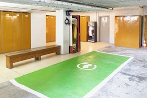 Electric vehicle charging station