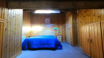 Classic Apartment, 1 Bedroom, 6 guests | 1 bedroom, in-room safe, free WiFi, bed sheets