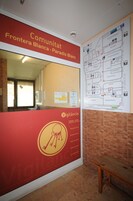 A reception area with a map and a sign for 'Comunitat Frontera Blanca - Paradis Blanc'.